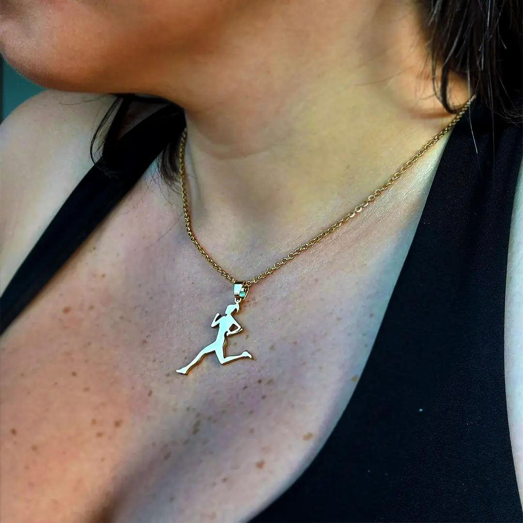 Collar con dije en forma de chica corriendo