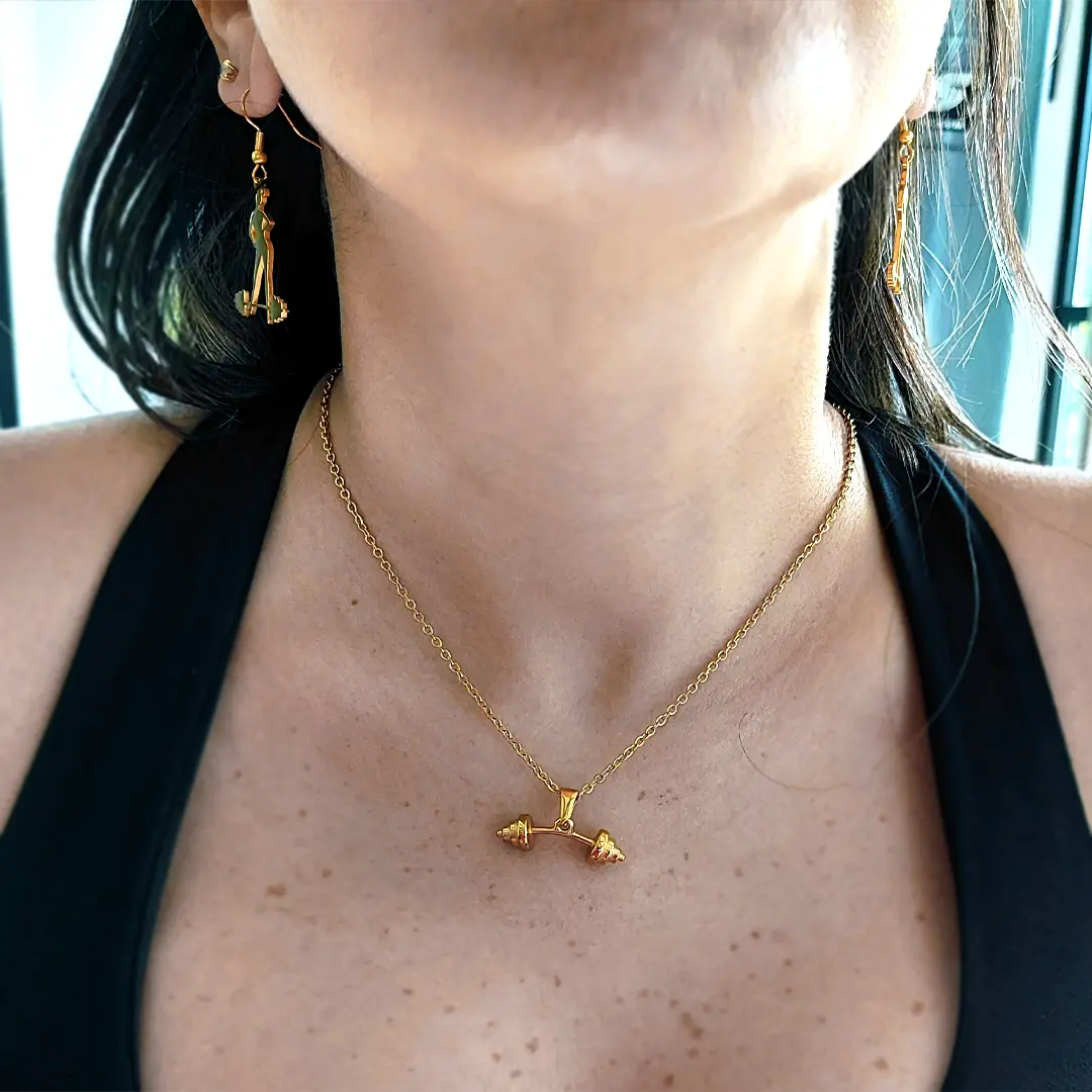 Collar con colgante estilo mancuerna curva de acero inoxidable