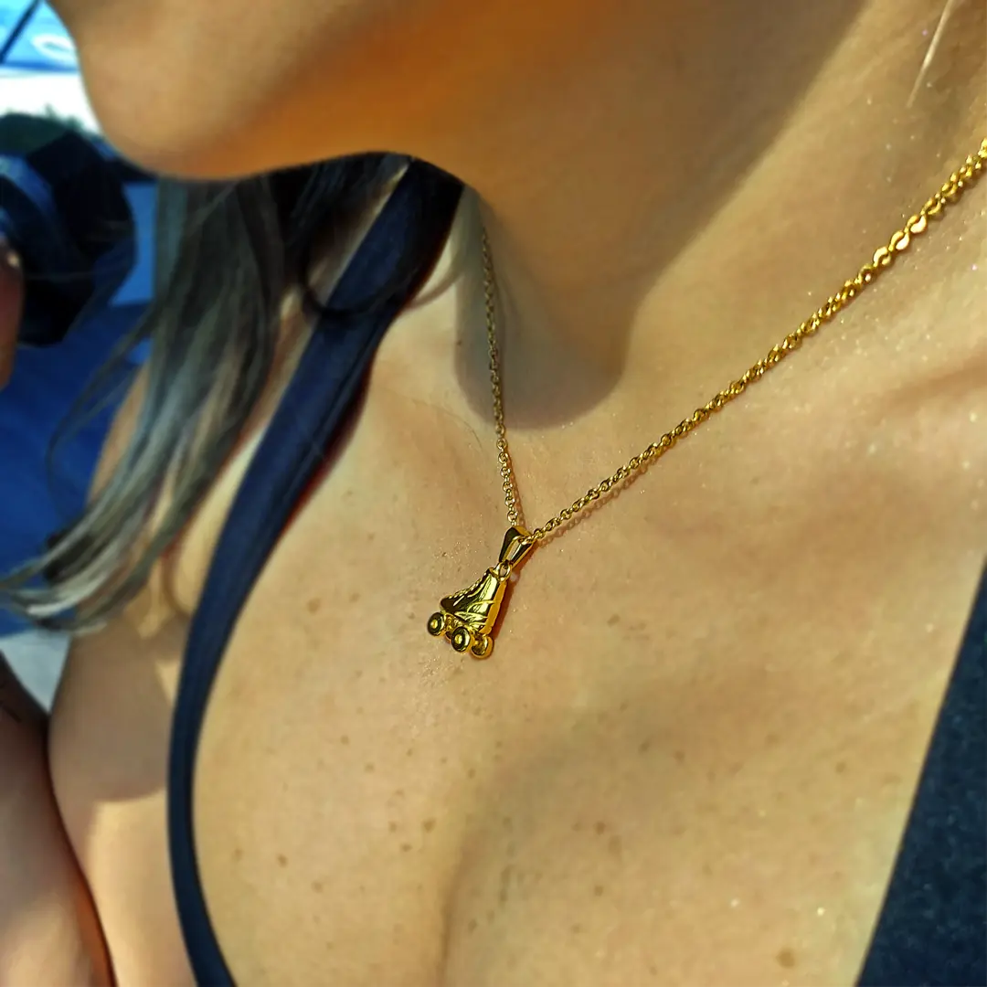 Collar con dije de patín