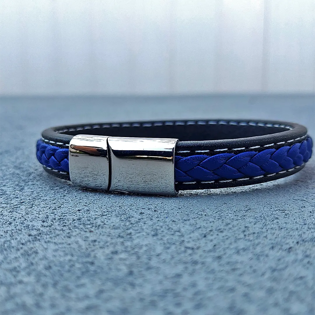Pulsera de cordón plano trenzado de piel de vaca azul real