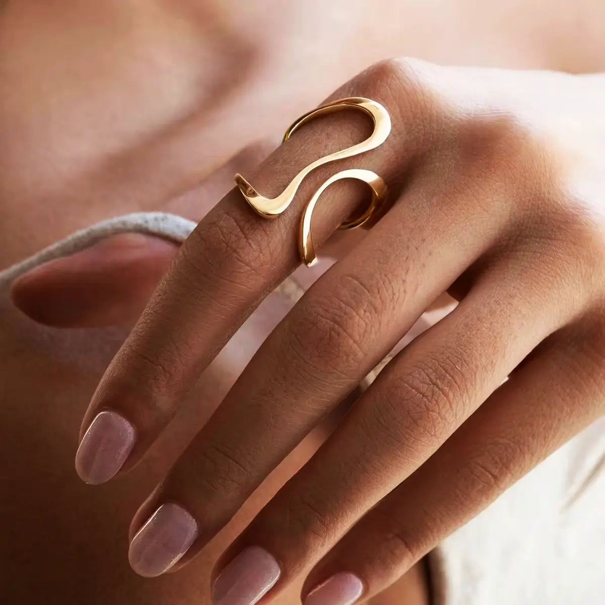 Anillo abierto abstracto bañado en oro de 18 k