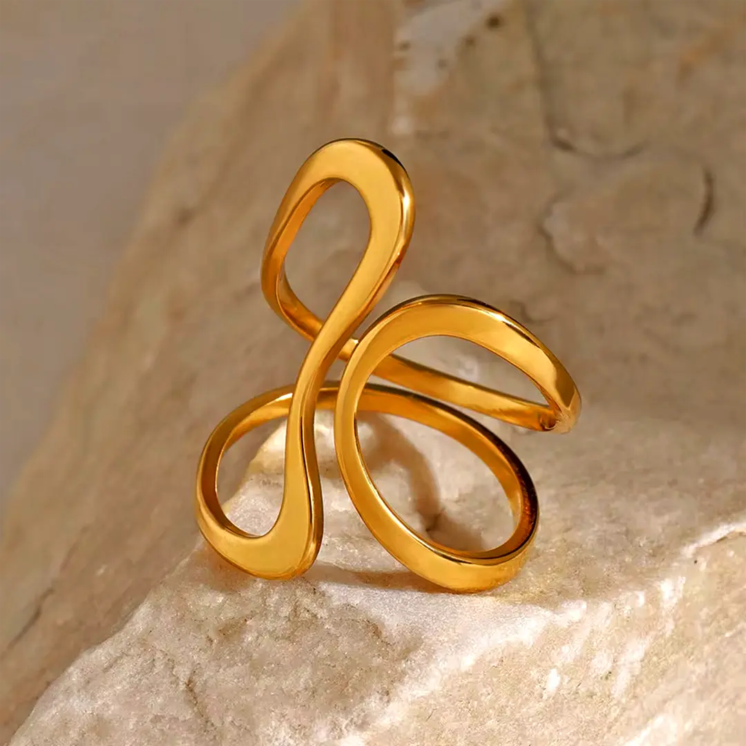 Anillo abierto abstracto bañado en oro de 18 k