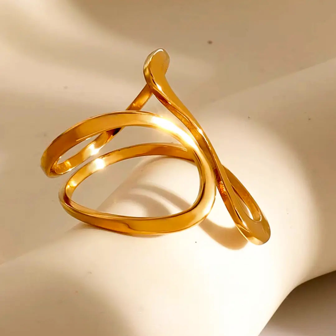 Anillo abierto abstracto bañado en oro de 18 k
